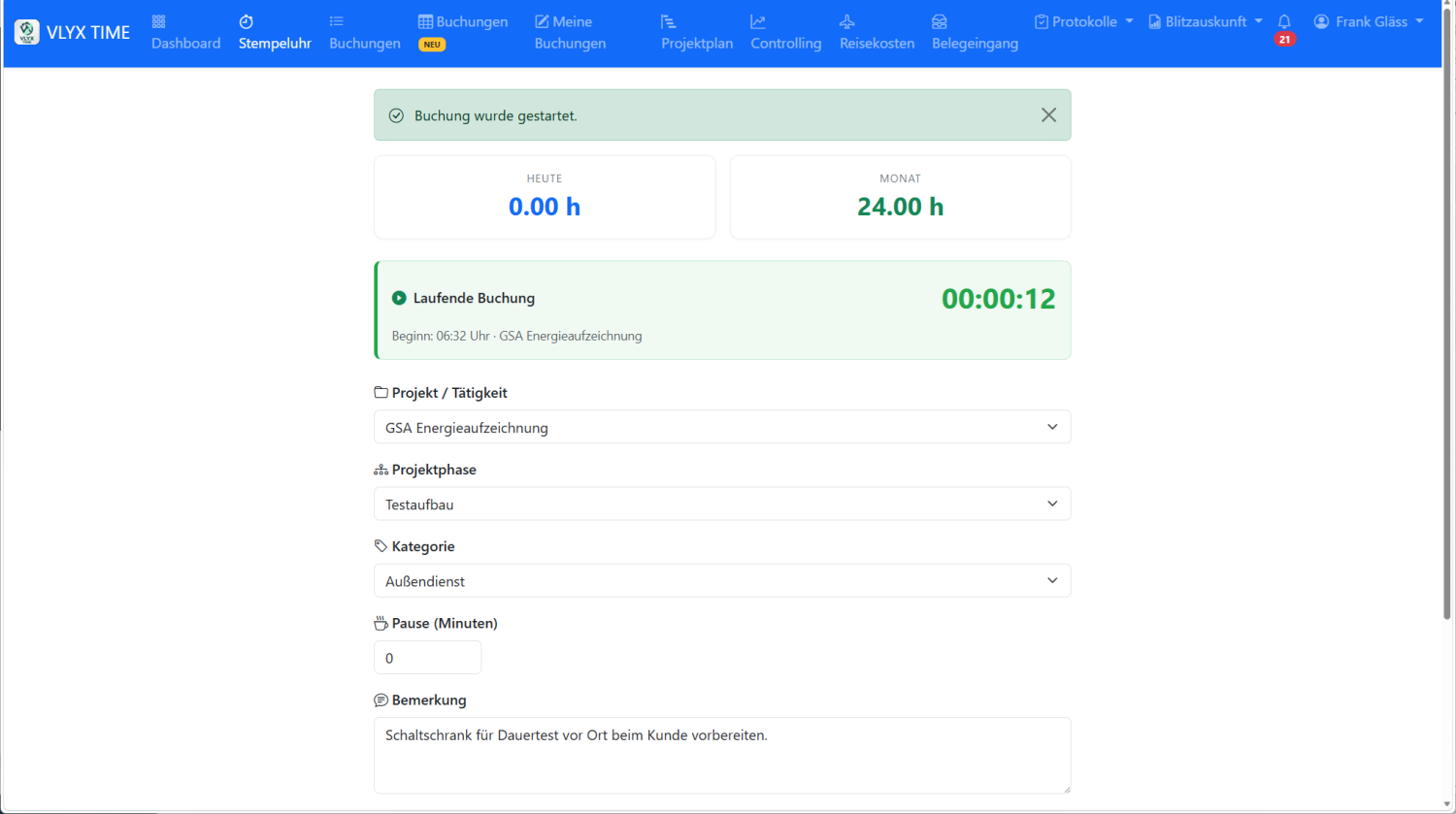 Bildschirmansicht des VLYX-Time-Managers: projektbezogene Stempeluhr mit laufender Buchung, Tages-/Monatssumme sowie Projekt-, Phasen- und Kategorieauswahl.